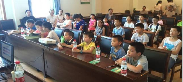 图书馆举办“连环画趣味大富翁”线下活动